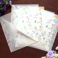 Invitation de mariage personnalisée en vellum à motif de fleurs sauvages avec accent papillon et ruban transparent pour baptême, fête prénuptiale et événement privé