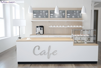 Comptoir de réception moderne et écologique personnalisé en blanc et bois avec vitrine à pâtisserie