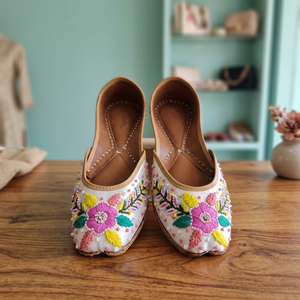 BS INTERNATIONAL Chaussures fantaisie confortables pour femmes, tendance mode, broderie florale personnalisée, style traditionnel indien, authentique - Product Image 1