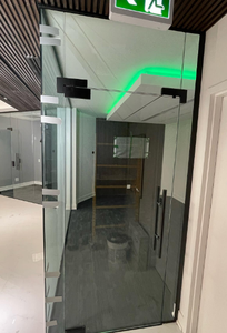 Cabina Doccia Walk-in di Lusso su Misura con Canale di Drenaggio e Vetro Satinato per la Privacy - Product Image 3