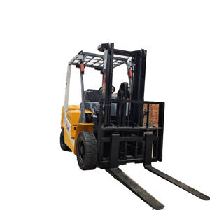 Vente flash : Chariot élévateur diesel d'occasion TCM30 de 3 tonnes avec transmission 4x4, capacité tout-terrain, hauteur de levage de 3 m, à vendre - Product Image 1