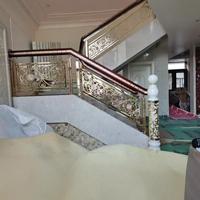 Rampe d'escalier intérieure de style européen, luxe léger, nouvelle villa chinoise, avec colonne en alliage d'aluminium