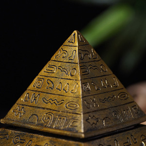 Bougie de cire de soja parfumée de luxe en forme de pyramide créative cadeau de fantaisie pour Noël, le Nouvel An ou toute occasion de vacances - Product Image 2