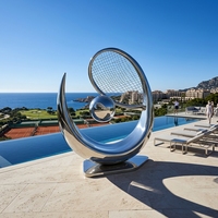 Sculpture abstraite de raquette de tennis en acier inoxydable poli miroir, statue métallique moderne incurvée pour club de tennis