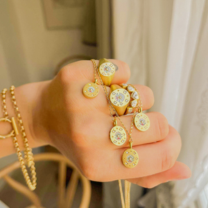 Elegante Collana con Ciondolo in Acciaio Inossidabile e Zirconi, Catena a Maglie e Pendente a Cuore Floreale Dipinto a Mano per uno Stile Grazioso - Product Image 5