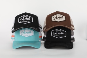 Gorra de béisbol trucker de malla con rayas en blanco, de alta calidad, personalizada, de 5 paneles, con visera curva y logotipo bordado con aplique. - Product Image 2