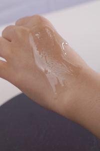 Suero Facial de Marca Blanca OEM/ODM Antienvejecimiento, Iluminador, Reparador de Manchas Oscuras, Equivalente a la Nicotinamida, en una Pequeña Botella Blanca - Product Image 5