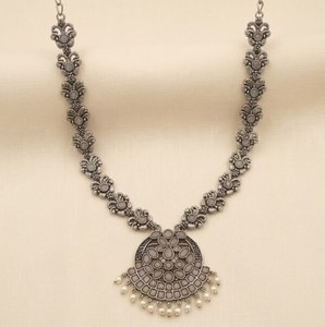 Collier en argent oxydé artisanal délicat avec pendentif motif floral pour femme, bijoux ethniques traditionnels pour les occasions spéciales - Product Image 1