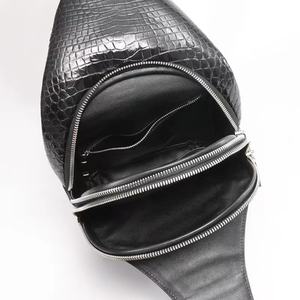 Sac de poitrine personnalisable en cuir de crocodile véritable pour homme, sac bandoulière OEM avec personnalisation d'échantillon - Product Image 4
