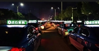 Panneau de toit de taxi 4G à écran d'affichage LED étanche pour la publicité dans les médias avec installation polychrome et épissée