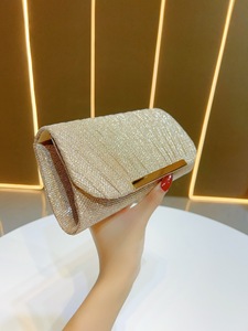 Nuevo Bolso de Mano de Lujo Portátil con Textura Arrugada, Cartera de Noche Pequeña con Proceso de Perforación en Caliente, Cierre de Cremallera y Cadenas para Mujer - Product Image 3