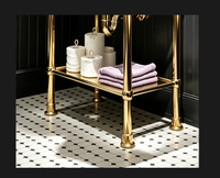 Meuble de salle de bain de luxe pour chambre d'hôtel, pour suites et chambres nouvellement rénovées, hôtel en centre ville, avec console de lavabo dorée et pieds en laiton