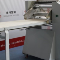 Machine à pâte feuilletée automatique pour la laminage continu de la pâte et le saupoudrage de farine