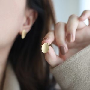 Boucles d'oreilles ovales géométriques simples, bijoux tendance, finition mate brossée, acier inoxydable, or 18 carats, petites boucles d'oreilles pour filles - Product Image 4