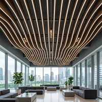 Système de plafond en aluminium à ondes paramétriques, lames décoratives effet bois, revêtement de colonne incurvé pour projets de centres commerciaux et aéroports