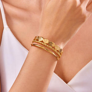 Brazalete recortado de vanguardia SZ118-Brazalete asimétrico de acero inoxidable con perforaciones geométricas para apilamiento de bordes urbanos - Product Image 3