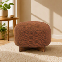 Pouf rond de style nordique en bois brûlé orange, repose-pieds contemporain avec base en bois cruciforme pour la décoration d'appartement