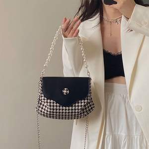 Bolso de Hombro Cruzado de Alta Gama para Mujer con Cadena de Perlas y Diseño de Pata de Gallo, Diseño Exclusivo en Contraste de Color, Todas las Tallas, Bolso de Moda - Product Image 1