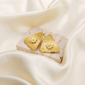 ต่างหูแฟชั่นรูปวงรีและสามเหลี่ยมลายดอกเดซี่ ดีไซน์ทอง 18K เงิน สแตนเลสสตีล เครื่องประดับสำหรับงานปาร์ตี้ EH11211 - Product Image 3