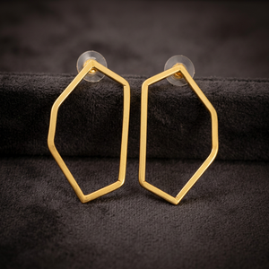Boucles d'oreilles créoles et clous hexagonaux en laiton plaqué or, faites à la main, élégantes et tendance, unisexe, pour fêtes et mariages - Product Image 2