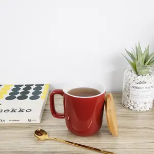 Exquisite Red Ceramic Coffee Tea Mug Set New Bone China Mugs With Golden Spoon And Wooden Lid