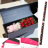 Boîte de livraison de baskets de grande taille rouge et noire avec impression de logo personnalisée pour fleurs