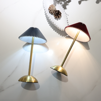 Lampe de table LED sans fil rechargeable de luxe classique avec base dorée et abat-jour plissé pour mariages et locations événementielles