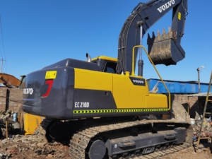 รถขุดตีนตะขาบ Volvo EC210 มือสอง น้ำหนัก 21 ตัน เครื่องยนต์ Volvo แท้ ระบบไฮดรอลิกขนาดกลาง ชั่วโมงการทำงานต่ำ โครงสร้างแข็งแรง ทนทาน - Product Image 3
