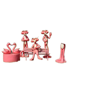 Statua in Vetroresina a Grandezza Naturale della Pantera Rosa, Figura Cartoon Personalizzata per Decorazione Esterna e Giardino - Product Image 1