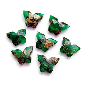 Pierre précieuse sculptée à la main en turquoise verte cuivrée AAA, forme papillon, 14 mm, pierre de cristal briolette sculptée à la main, vente en gros pour la fabrication de bijoux - Product Image 1