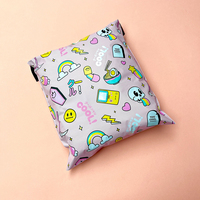 Échantillons gratuits d'enveloppes en poly rose imperméables, enveloppes express auto-scellantes pour vêtements, sacs d'expédition personnalisés.