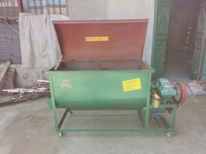 เครื่องผสมอาหารสัตว์ไฟฟ้าแนวนอน 1 ตันต่อชั่วโมง สำหรับวัว แกะ ข้าวโพด หญ้า อาหารสัตว์ โรงงานผลิตอาหารสัตว์สำเร็จรูปสำหรับร้านอาหาร แบบเม็ด - Product Image 5