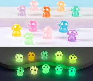 Micro Paesaggio con Simpatici <span class=keywords><strong>Funghi</strong></span> in Resina Fluorescente che si Illuminano al Buio, Muschio Artificiale Dipinto a Mano per Giardinaggio Artistico e Paesaggistico - Product Image 3