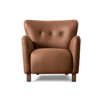 Fauteuil rembourré tendance pour salon, chaise à ailes évasées, coussin en cuir moelleux, pieds en chêne, mobilier pour hôtel et villa