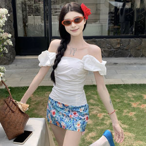 Top blanc chic d'été pour femme, coupe ajustée, taille cintrée, style débardeur à épaules dénudées, idéal pour les vacances à la plage - Product Image 3