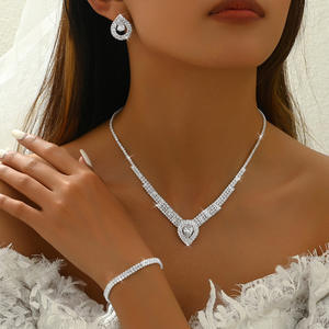 Elegante y Romántico Conjunto de Joyería Nupcial JOMTY - Venta al por Mayor de Collar, Pendientes y Pulsera de Aleación de Zinc Bañados en Plata con Diamantes de Imitación y Engaste de Garra - Product Image 1