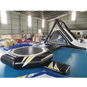 Schwarzes aufblasbares Wasser schwimmendes Trampolin Combo mit Start und Rutsche, Wasserspiel ausrüstung spark aufblasbar