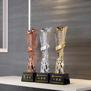 Trofeo in resina con Logo personalizzato che canta il calcio del trofeo della coppa del premio di calcio per i campioni - Product Image 1