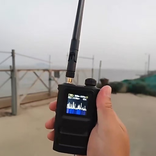 Portable Long-Range 2km 360° Detection Drone Portable Handheld UAV Detector Anti-Drone System with 300-6400MHz Signal Detector