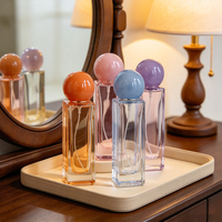 Vente en gros de flacons de parfum en verre transparent carrés colorés de 30 ml et 50 ml avec pulvérisateur à sertir et bouchon à bille
