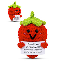 Handgemaakt gehaakt cartoon fruitpopje van oranje-geel garen, pluche speelgoed, bureaudecoratie, lelijk fruitdesign