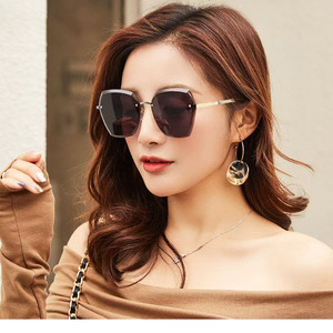 Lunettes de soleil de luxe pour femmes, monture dorée, verres dégradés violets, protection UV400, lunettes de soleil tendance, utilisation en extérieur - Product Image 1