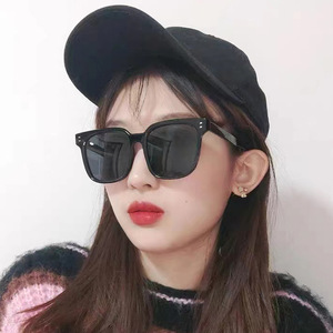 Lunettes de soleil en plastique rose, protection UV400, type 3 verres, monture carrée unisexe, lunettes de soleil tendance pour un usage quotidien - Product Image 4