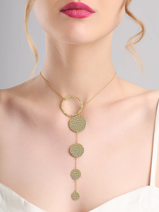 Collar con colgante de disco martillado en tono dorado, cadena tipo lariat, colgante texturizado, joyería minimalista, moderna y elegante para mujer - Product Image 3