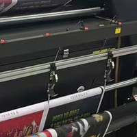 Imprimante numérique grand format à sublimation directe sur tissu de 1,6 m de large pour la production de drapeaux en polyester et textiles – Haute productivité