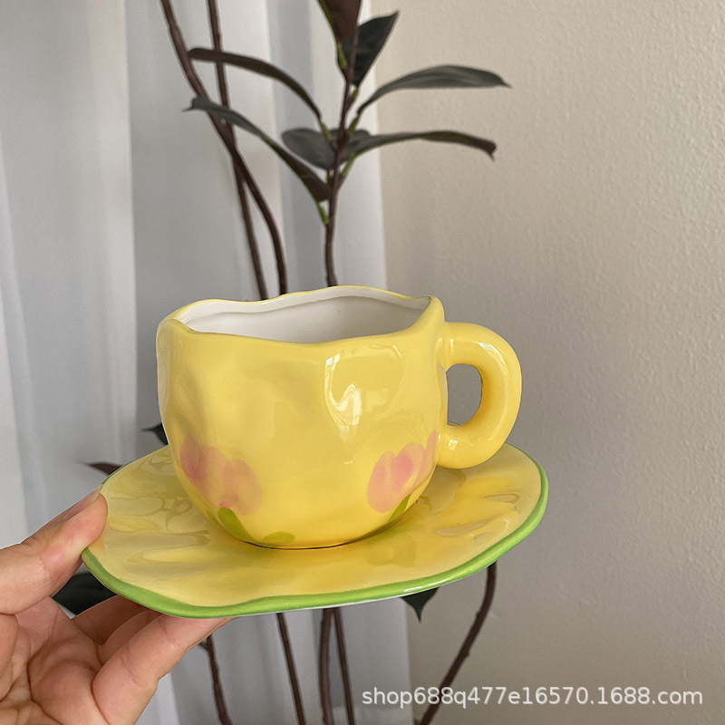 Tasse et soucoupe tulipe fond jaune