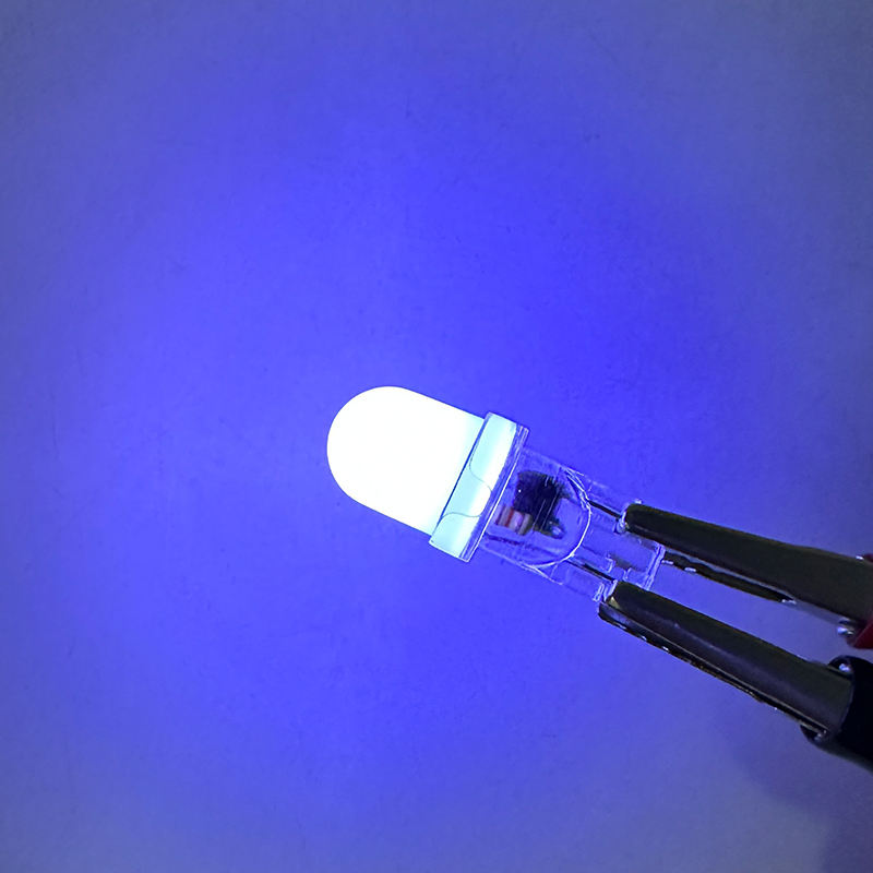 สีขาวเย็น