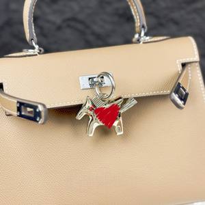 Llavero de metal pulido con diseño de caballo, de lujo, plateado, elegante, para coche, decoración de bolso, regalo para ella - Product Image 4