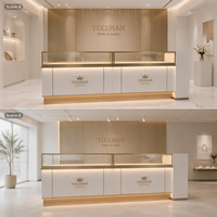 Vitrine de présentation de bijoux YIZHAN YZ-85 de luxe, personnalisable, blanche/dorée, avec éclairage LED et miroir au dos, forme trapézoïdale pour