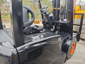 Nouveau camion de 2,5 tonnes à batterie haute tension avec déplaceur latéral - Product Image 5